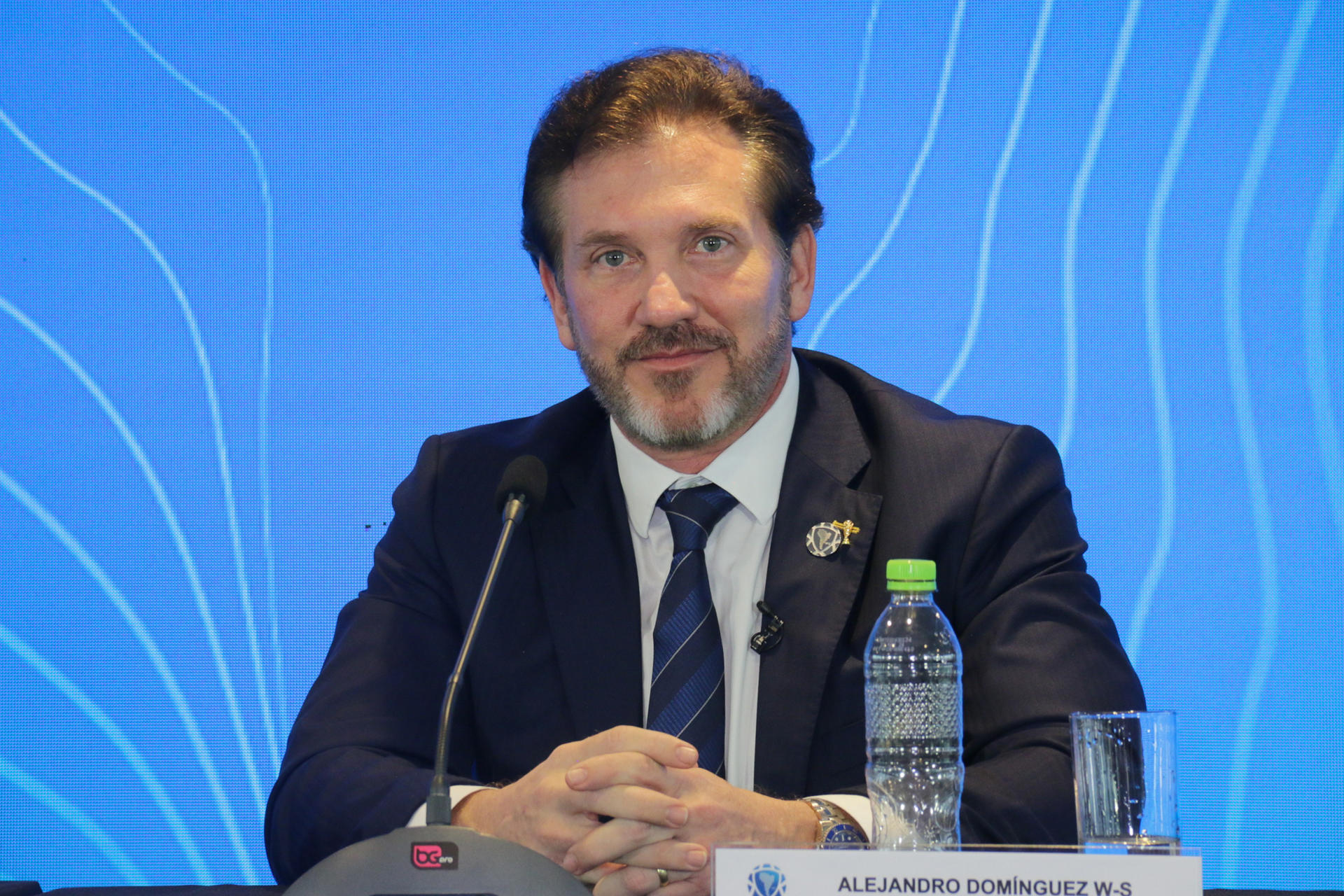 El presidente de la Conmebol, Alejandro Domínguez participa hoy, durante una conferencia de prensa, en Luque (Paraguay). EFE/ Rubén Peña
