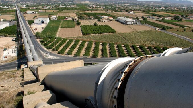 En la imagen de archivo, conducciones del trasvase Tajo-Segura a su paso por la huerta de la Vega Baja cerca de Orihuela. EFE/MORELL
