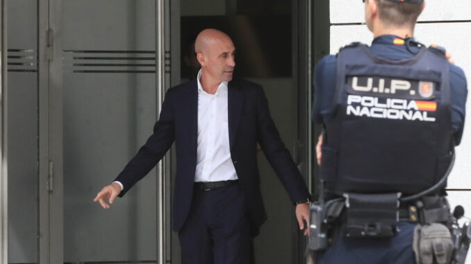 El expresidente de la Real Federación Española de Fútbol (RFEF) Luis Rubiales, tras declarar como investigado por presunta agresión sexual y coacciones en relación al beso que le dio a la jugadora Jenni Hermoso tras la final del Mundial en Sídney. EFE/ Fernando Alvarado
