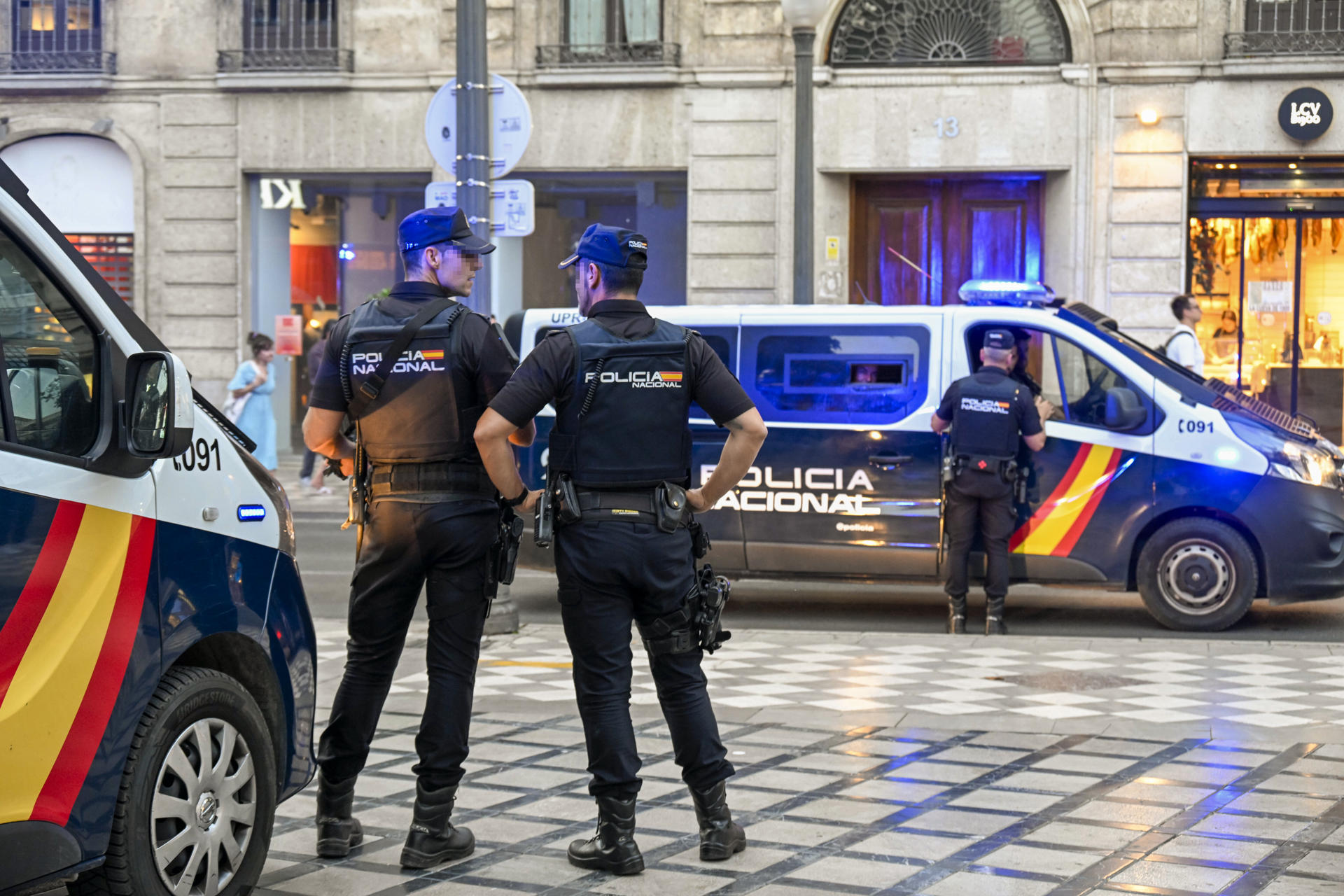 Miembros de la Policía Nacional patrullan las calles de Granada. EFE/ Miguel Ángel Molina
