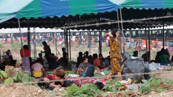 Refugiados de Myanmar descansan en un albergue temporal en la ciudad fronteriza de Mae Sot, provincia de Tak, Tailandia, el 8 de abril de 2023. EFE/EPA/SOMRERK KOSOLWITTHAYANANT
//////////
Mae Sot (Tailandia), 04/07/2023.- Refugiados de Myanmar descansan en un refugio temporal en la ciudad fronteriza de Mae Sot, provincia de Tak, Tailandia, 08 de abril de 2023. Según funcionarios locales tailandeses, más de 5.000 refugiados del sudeste de Myanmar han huido de los combates entre el ejército y los grupos étnicos armados para buscar refugio temporal en los distritos fronterizos de Mae Sot y Mae Ramat, en el oeste de Tailandia. (Birmania, Tailandia, Estados Unidos) EFE/EPA/SOMRERK KOSOLWITTHAYANANT
//////////
Mae Sot (Tailandia), 07/04/2023.- Refugiados de Myanmar descansan en un albergue temporal en la ciudad fronteriza de Mae Sot, provincia de Tak, Tailandia, 08 de abril de 2023. Según funcionarios locales tailandeses, más de 5.000 refugiados del sureste de Myanmar han huido de los combates entre el ejército y los grupos étnicos armados para refugiarse temporalmente en los distritos fronterizos de Mae Sot y Mae Ramat, en el oeste de Tailandia. (Birmania, Tailandia, Estados Unidos) EFE/EPA/SOMRERK KOSOLWITTHAYANANT
