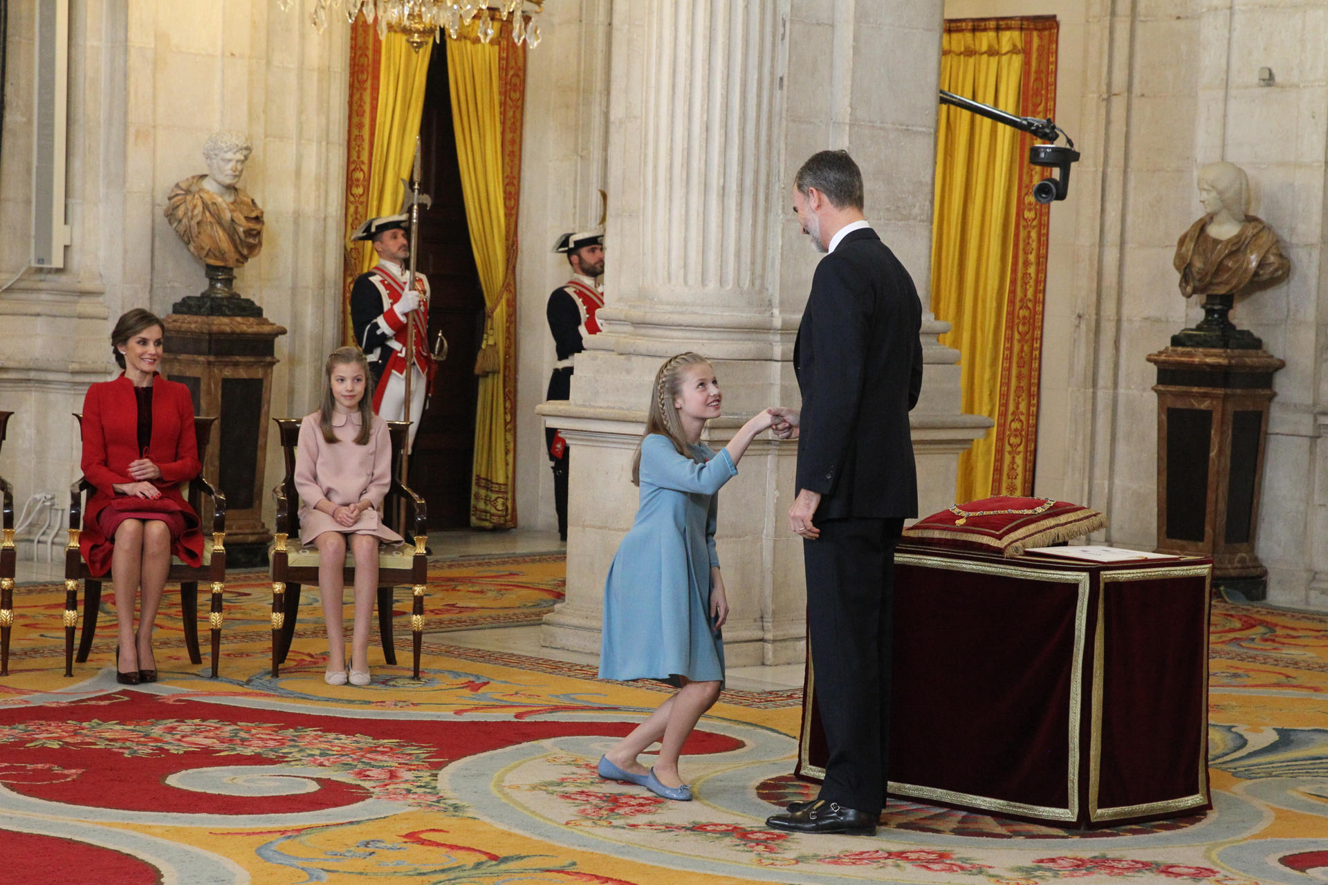 Fotografía de archivo la princesa Leonor al recibir el collar Toisón de Oro el 30 de enero de 2018. La Casa del Rey de España distribuye esta semana veinte fotografías de la vida y la trayectoria institucional de la princesa Leonor, heredera del trono, con motivo de su 18 cumpleaños, fecha en que jurará la Constitución española al llegar a la mayoría de edad, el próximo martes 31 de octubre. EFE/ Casa Real SOLO USO EDITORIAL/SOLO DISPONIBLE PARA ILUSTRAR LA NOTICIA QUE ACOMPAÑA (CRÉDITO OBLIGATORIO)
