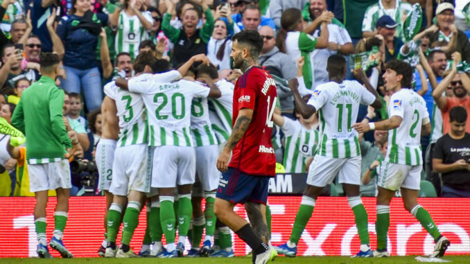 Los jugadores del Real Betis celebran el gol marcado por Isco al CA Osasuna durante el partido de la jornada 11 de LaLiga EA Sports, este domingo en el estadio Benito Villamarín de Sevilla. EFE/ Raúl Caro.
