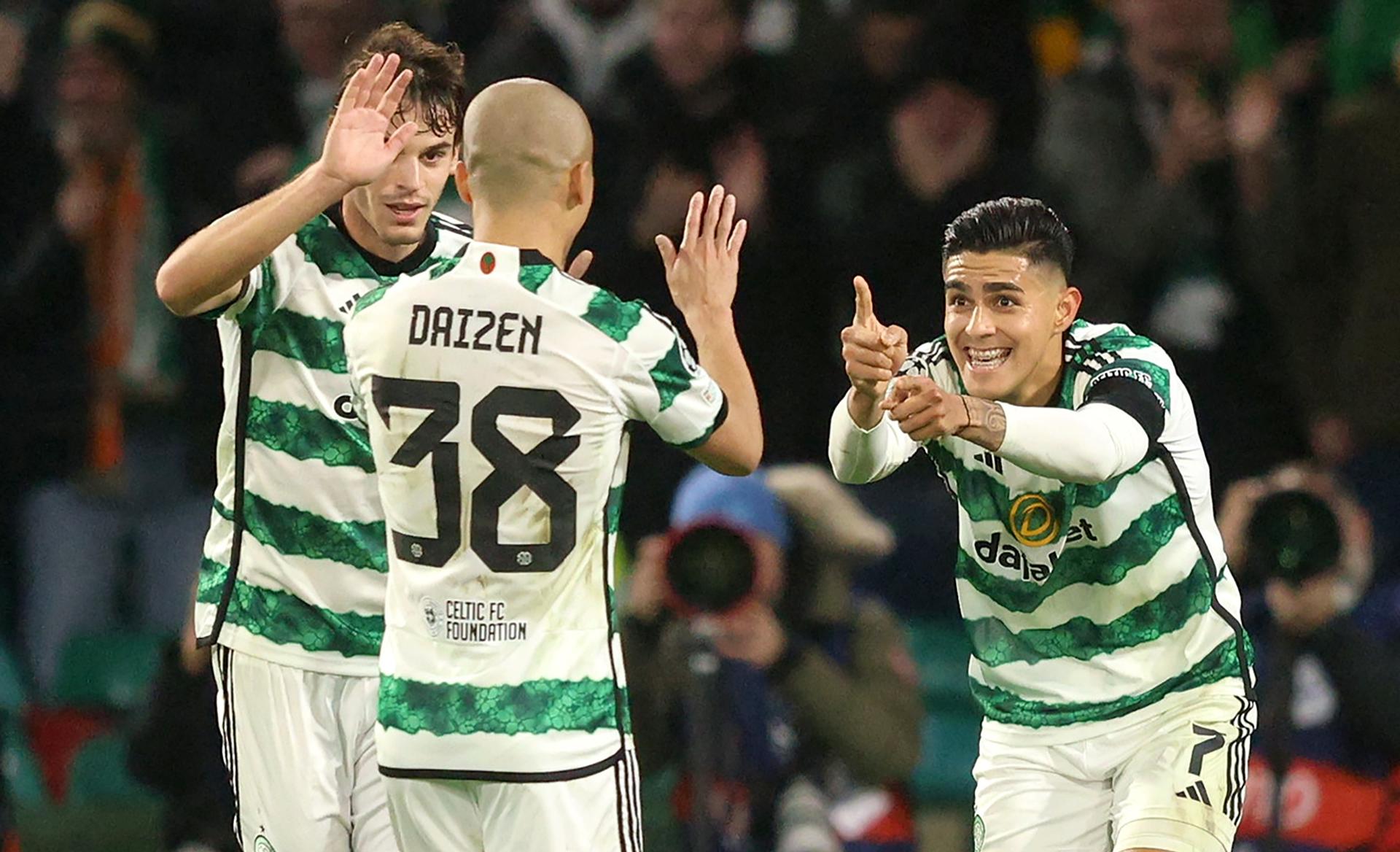 El jugador hondureño del Celtic Luis Palma (d) celebra con sus compañeros el gol al Atlético en celtic Park, Glasgow, Reino Unido. EFE/EPA/ROBERT PERRY
