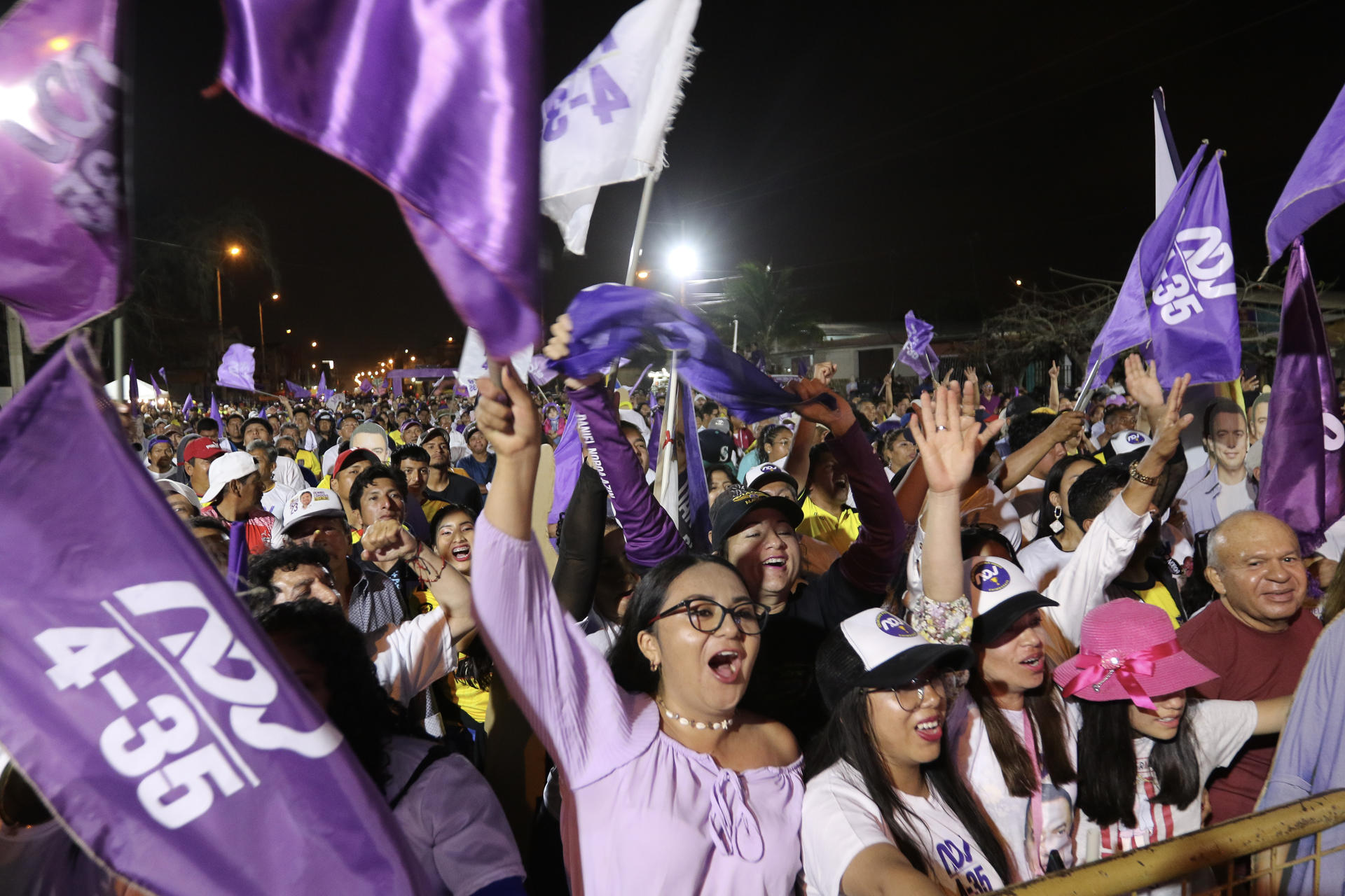 Simpatizantes del candidato presidencial Daniel Noboa asisten al cierre de su campaña electoral hoy, en Santa Elena (Ecuador). EFE/Jonathan Miranda
