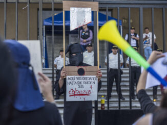 Ciudadanos protestan frente a la sede del Ministerio Público de Guatemala, en una fotografía de archivo.. EFE/ Esteban Biba