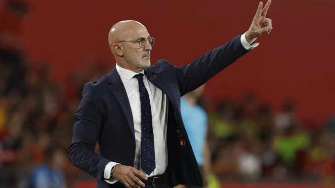 El seleccionador nacional Luis de la Fuente durante el partido de clasificación para la Eurocopa 2024 que los combinados nacionales de España y Escocia juegan hoy jueves en el estadio de La Cartuja, en Sevilla. EFE/ Julio Muñoz
