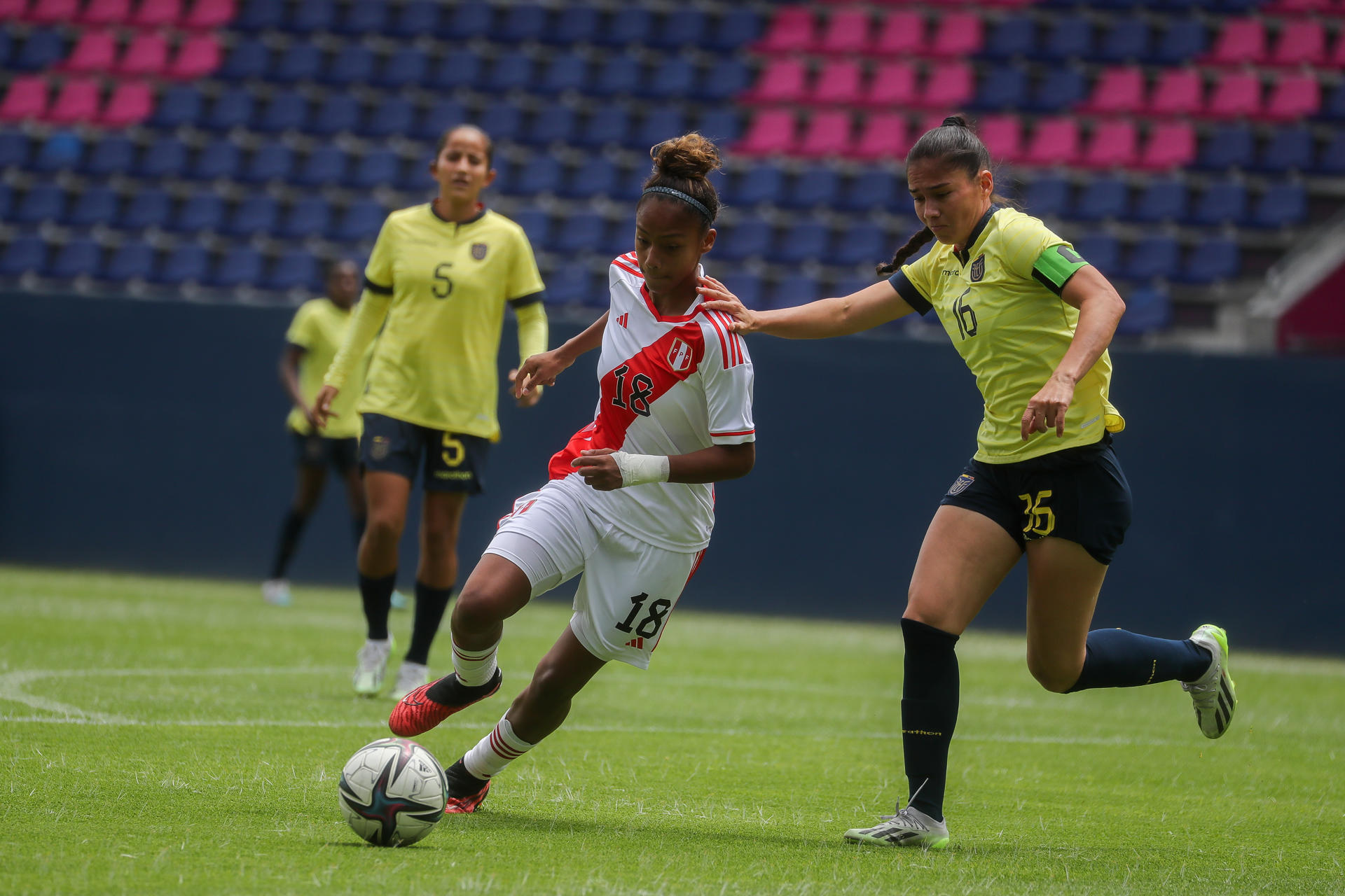 Ligia Moreira (d) de Ecuador disputa el balón con Porras (i) de Perú, durante un partido amistoso entre ambas selecciones hoy, en el estadio Banco de Guayaquil, en Quito (Ecuador). EFE/José Jácome
