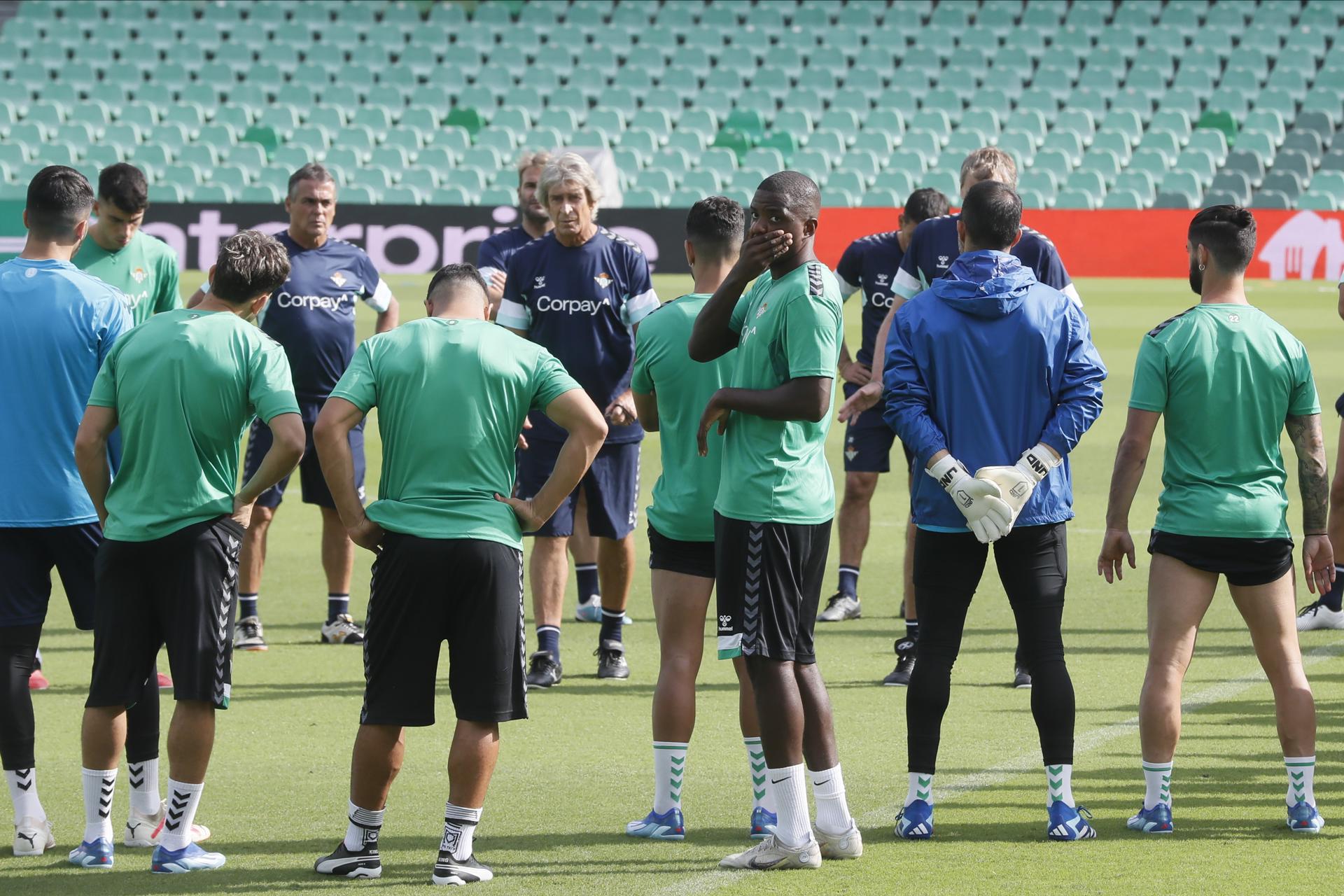 Manuel Pellegrini da instrucciones a sus jugadores durante el entrenamiento previo al partido de Liga Europa que disputara el Real Betis contra el Sparta Praha en el estadio Benito Villamarín .EFE/ José Manuel Vidal
