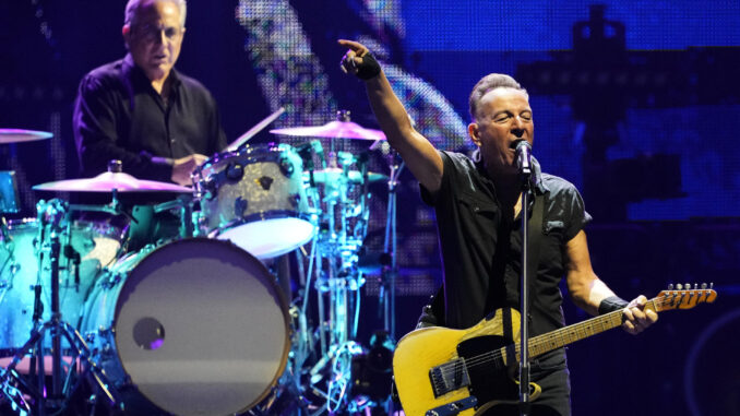 Imagen de archivo del músico y cantante estadounidense Bruce Springsteen durante uno de los conciertos del Estadio Olímpico de Barcelona el pasado mes de abril. EFE/Alejandro García.
