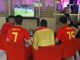 Imagen de archivo de un grupo de aficionados viendo la transmisión de un partido de la selección española de fútbol. EFE/Yander Zamora