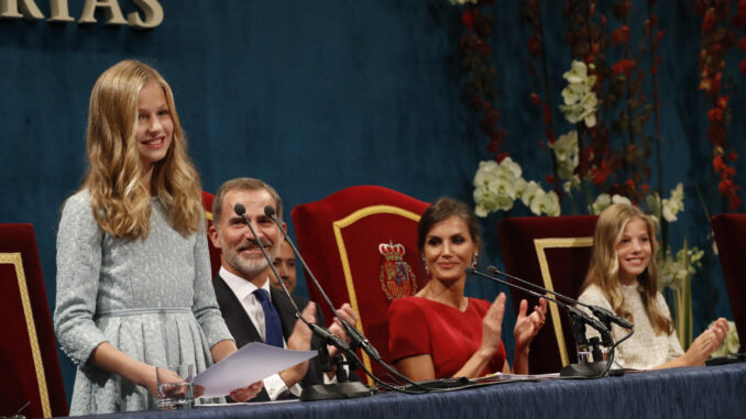 Fotografía de archivo la princesa Leonor durante los Premios Princesa de Asturias el 18 de octubre de 2019. La Casa del Rey de España distribuye esta semana veinte fotografías de la vida y la trayectoria institucional de la princesa Leonor, heredera del trono, con motivo de su 18 cumpleaños, fecha en que jurará la Constitución española al llegar a la mayoría de edad, el próximo martes 31 de octubre. EFE/ Casa Real SOLO USO EDITORIAL/SOLO DISPONIBLE PARA ILUSTRAR LA NOTICIA QUE ACOMPAÑA (CRÉDITO OBLIGATORIO)
