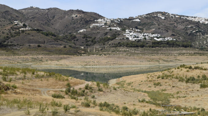 Vista del pasado mes de septiembre de La Viñuela, el mayor embalse de Málaga, del que bebe la comarca de la Axarquía y que vive una situación agónica, en una fotografía de archivo. EFE/ Irene Martín Morales