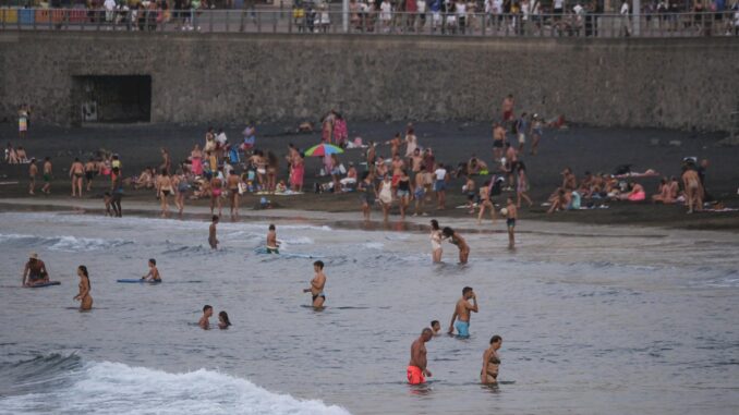 La playa de Las Canteras de Las Palmas de Gran Canaria repleta de bañistas y paseantes el pasado sábado. EFE/Ángel Medina G.
