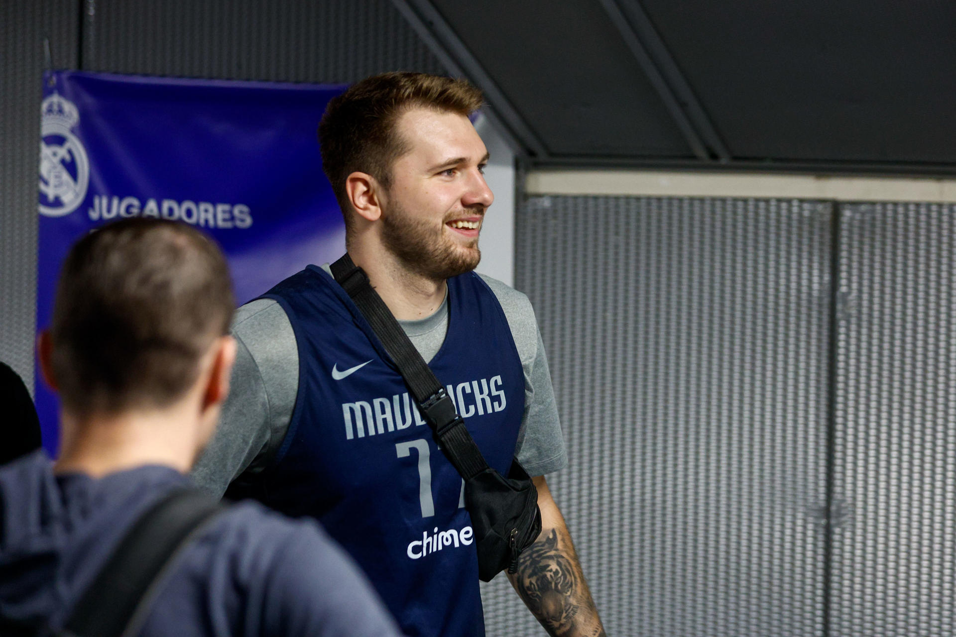 El alero esloveno de los Dallas Maverick, Luka Doncić durante el entrenamiento del equipo en el Wizink Center de Madrid antes de su amistoso con el Real Madrid. EFE/ Rodrigo Jiménez
