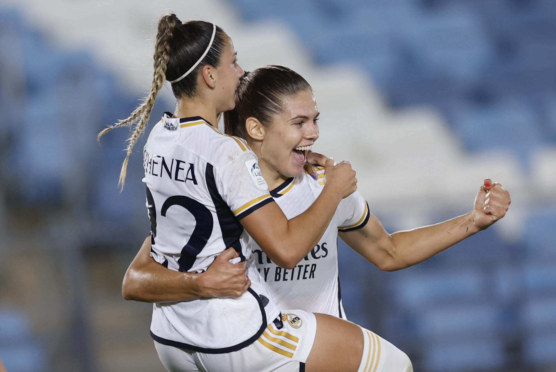 La delantera danesa del Real Madrid Signe Bruun (d) celebra con su compañera Athenea del Castillo (i) tras marcar el 2-0 durante la jornada 1 de la Primera División Femenina entre Real Madrid y Real Betis, s en el Estadio Alfredo Di Stéfano en Madrid. EFE/ Daniel González
