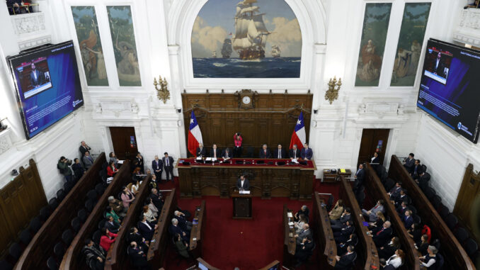 Fotografía de archivo del presidente de Chile Gabriel Boric (c), mientras habla en la sesión de instalación del Consejo Constitucional, en el marco del Proceso Constitucional en Santiago de Chile (Chile). EFE/ Elvis González
