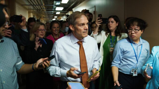 El respresentante del Partido Republicano en la Cámara Baja de EE.UU. por Ohio, Jim Jordan (c), este 4 de octubre de 2023, en el Capitolio, sede del Congreso estadounidense, en Washington. EFE/Will Oliver
