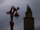 Una farola del paseo marítimo de A Coruña, con la Torre de Hércules en segundo plano, en una jornada de inestabilidad con borrascas, especialmente en el oeste peninsular, que vendrán acompañadas por fuertes vientos. EFE/Cabalar