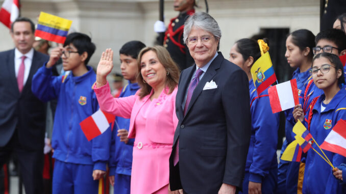 La presidenta de Perú, Dina Boluarte, recibe a su homólogo de Ecuador, Guillermo Lasso, a su llegada al Palacio de Gobierno, hoy en Lima (Perú). EFE/Paolo Aguilar
