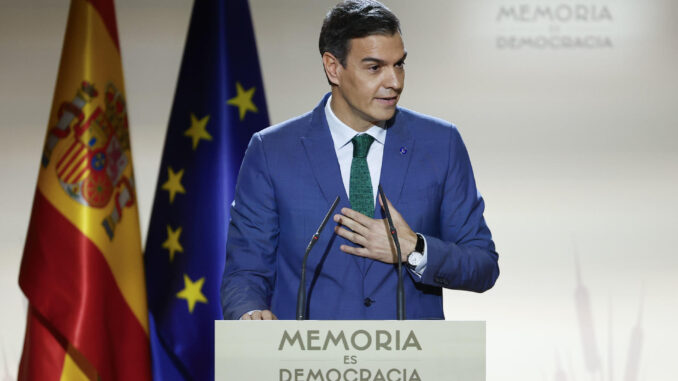 El presidente del Gobierno en funciones, Pedro Sánchez, interviene durante un acto celebrado en Madrid, este lunes, con motivo del "Día del Recuerdo y Homenaje a todas las víctimas del golpe militar, la guerra y la dictadura". EFE/ Chema Moya
