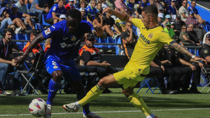 El defensa ganés del Getafe Djené Dakonam (i) y el centrocampista del Villarreal Yeremi Pino durante el partido de la octava jornada de Liga de Primera División disputado en el Coliseum Alfonso Pérez de Getafe. EFE/Fernando Alvarado
