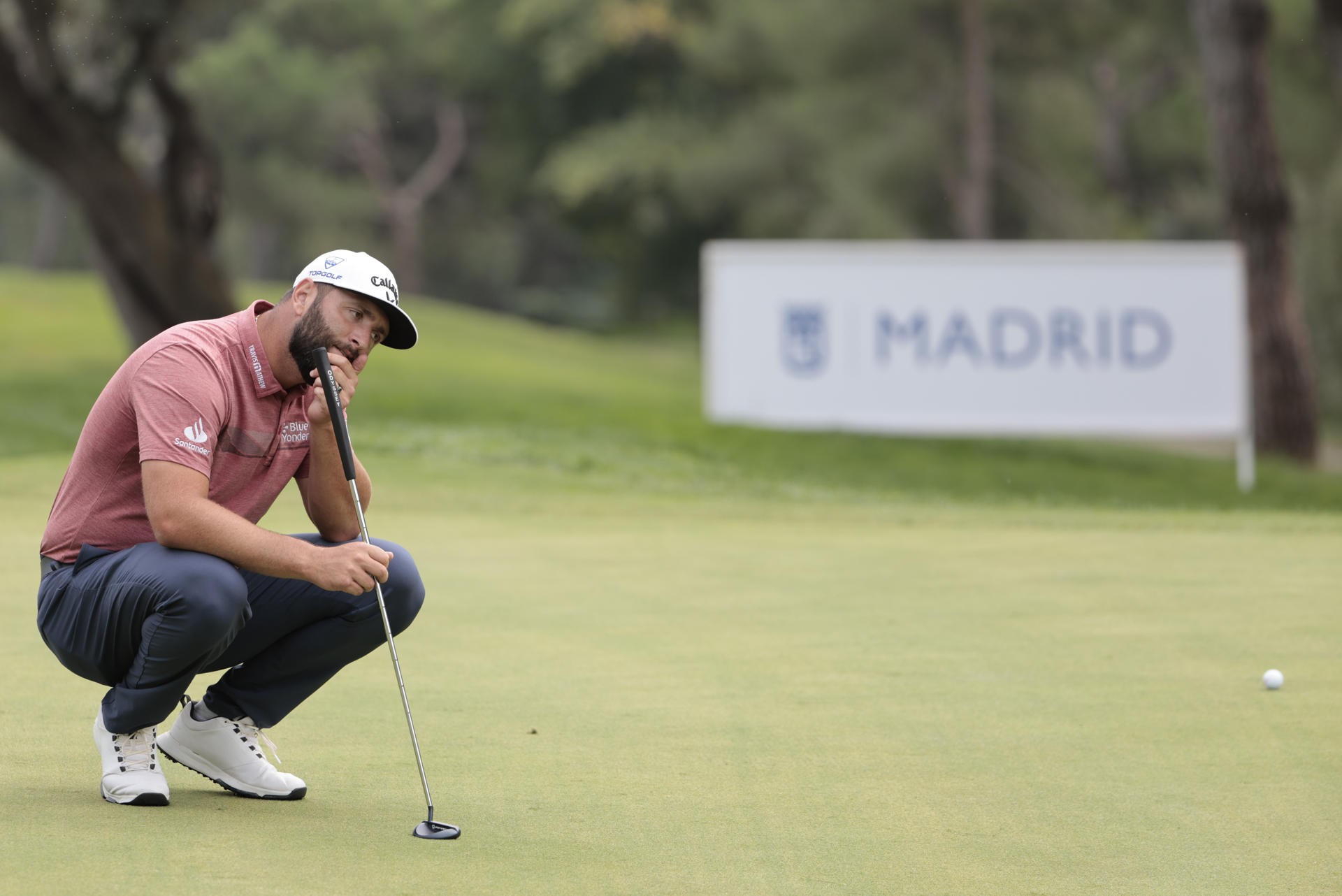 El golfista español Jon Rahm durante la última jornada del Abierto de España, torneo del DP World Tour de golf, este domingo en el Club de Campo Villa de Madrid. EFE/ Sergio Pérez
