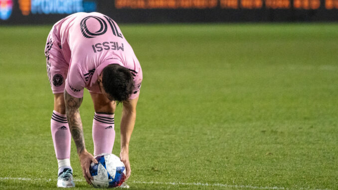 Lionel Messi del Inter Miami CF coloca el balón para cobrar un tiro libre. EFE/Ángel Colmenares/Archivo
