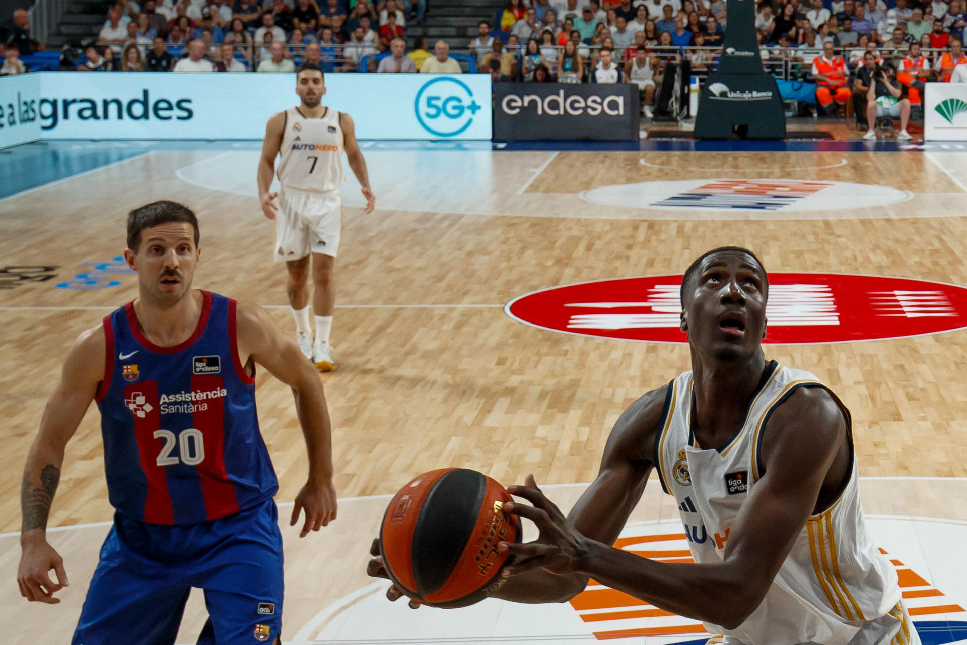 El jugador del Real Madrid Ismaila Diagne intenta una canasta contra Barcelona Nicolas Laprovittola durante el Partido Real Madrid v Barcelona de la Liga Endesa de baloncesto en Madrid 1 de Octubre de 2023. EFE/Sergio Pérez
