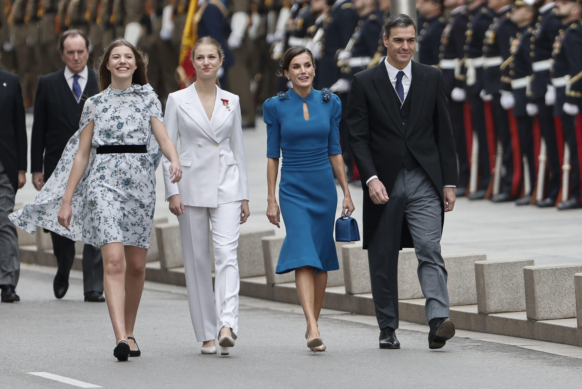 La reina de España, Letizia (2d), la princesa Leonor( 2i) y la infanta Sofía (i), acompañadas por el presidente del Gobierno, Pedro Sánchez (d), a su llegada al Congreso de los Diputados para asistir a la ceremonia de jura de la Constitución de Leonor de Borbón en el día de su 18 cumpleaños, un acto que representa el hito más importante de su trayectoria institucional y pavimenta el camino para que algún día se convierta en reina. EFE/Sergio Pérez
