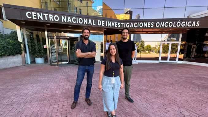 De izquierda a derecha: Iván Plaza-Menacho, autor senior, y los primeros autores, Julia Contreras e Hipólito Nicolás Cuesta Hernández. Crédito: Esther Sánchez /CNIO
