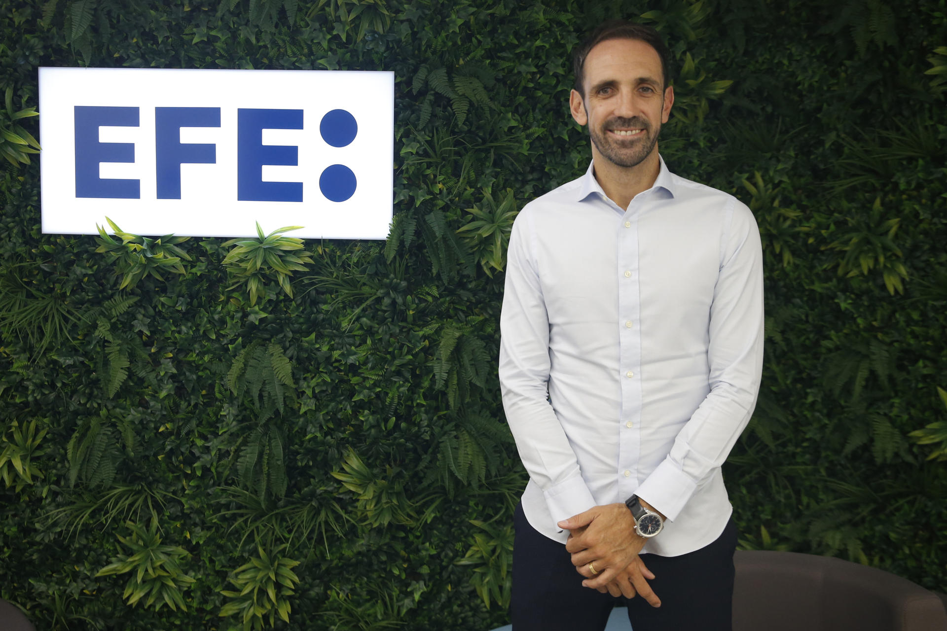 Juanfran Torres, ganador de siete títulos en su etapa como jugador con el Atlético de Madrid, expresó en declaraciones a la Agencia EFE que ve "bien, contento y con fuerza" a Diego Simeone, el entrenador rojiblanco, del que deseó que "pueda seguir muchos años más", y consideró que Antoine Griezmann "es uno de los mejores jugadores del mundo", a "nivel de números" junto a Erling Haaland o Kylian Mbappé. EFE/ Gema García
