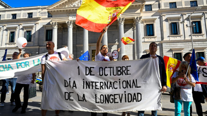 La ciudad de Madrid ha acogido este domingo la Marcha por la Longevidad, con el objetivo de "llamar la atención" del sector académico público-privado para que el envejecimiento "sea una prioridad". En la imagen, a su paso por el Congreso de los Diputados. EFE/Víctor Lerena
