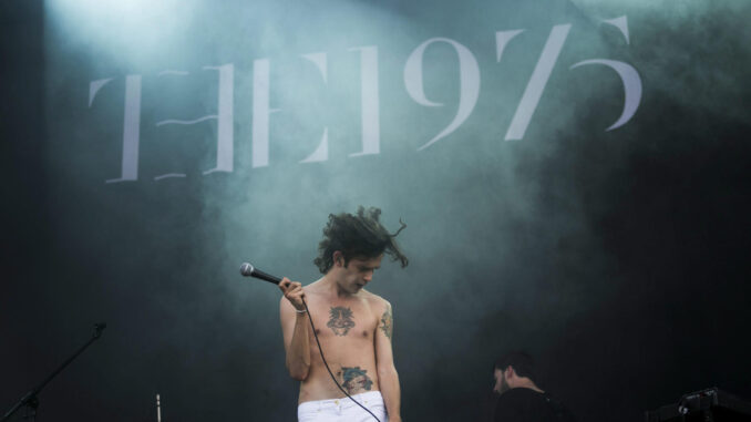 Foto de archivo del cantante Matthew Healy de la banda británica de rock independiente The 1975. EPA/BALAZS MOHAI HUNGARY OUT
