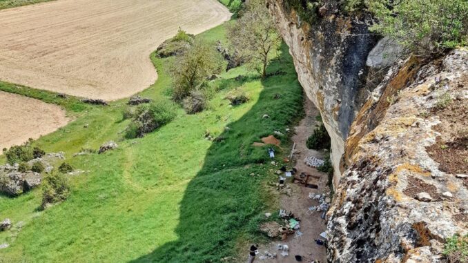 Vista aérea del yacimiento arqueológico Charco Verde II, durante la campaña de excavación de 2021. Crédito:  Aragoncillo-del Río et al., 2023, Plos One.
