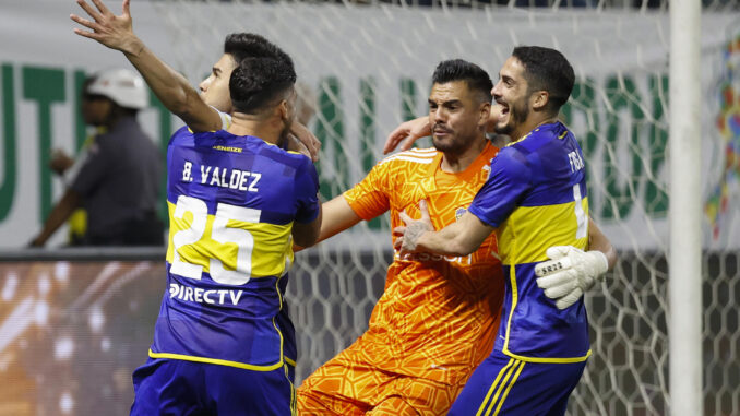 Sergio Romero (c) portero de Boca celebra al ganar la serie de penaltis hoy, en un partido de las semifinales de la Copa Libertadores entre Palmeiras y Boca Juniors en el estadio Allianz Parque en Sao Paulo (Brasil). EFE/ Sebastiao Moreira
