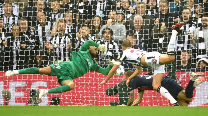 Dan Burn (D), del Newcastle, logra el 2-0 al superar al portero Gianluigi Donnarumma durante el partido del grupo F jugado en Inglaterra. EFE/EPA/PETER POWELL
