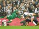 Dan Burn (D), del Newcastle, logra el 2-0 al superar al portero Gianluigi Donnarumma durante el partido del grupo F jugado en Inglaterra. EFE/EPA/PETER POWELL