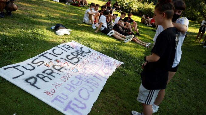 Imagen de archivo de una vista de la concentración del 17 de julio de 2021 en homenaje a Isaac, un rapero de 18 años apodado Little Kinki, con síndrome de Asperger, que fue asesinado en un túnel del barrio madrileño de Pacífico. EFE/Mariscal
