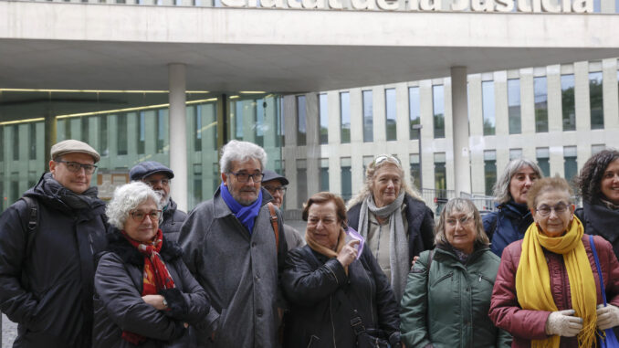 Imagen del sindicalista Carlos Vallejo (4i) el pasado 2 de febrero en la Ciudad de la Justicia de Barcelona, donde ratificó la querella que había presentado contra seis miembros de la policía franquista por las torturas sufridas en la Jefatura Superior de Policía. EFE/Toni Albir
