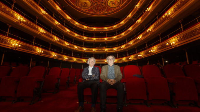 El director de Els Joglars Albert Boadella (d) y el actor Ramón Fontseré (i) presentan la obra "El Rey que se fue", una reflexión sobre Juan Carlos I, que se representará en el Teatro y que supone el 41 espectáculo de la compañía privada más longeva de Europa. EFE/ Javier Belver
