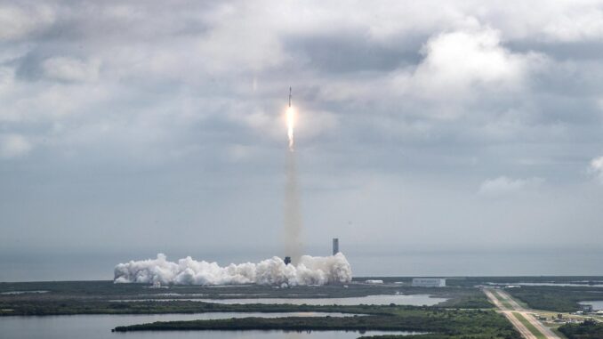 El cohete Space X Falcon Heavy con la nave espacial Psyche de la NASA, despega del complejo de lanzamiento en el Centro Espacial Kennedy de la NASA en Cabo Cañaveral, Florida, EE.UU.en una imagen de archivo. EFE/CRISTÓBAL HERRERA-ULASHKEVICH
