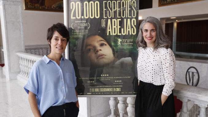 Imagen de archivo de la directora de la película "20.000 especies de abejas", Estibaliz Urresola (i), junto a la productora Lara Izagirre (d). EFE/Juan Herrero.
