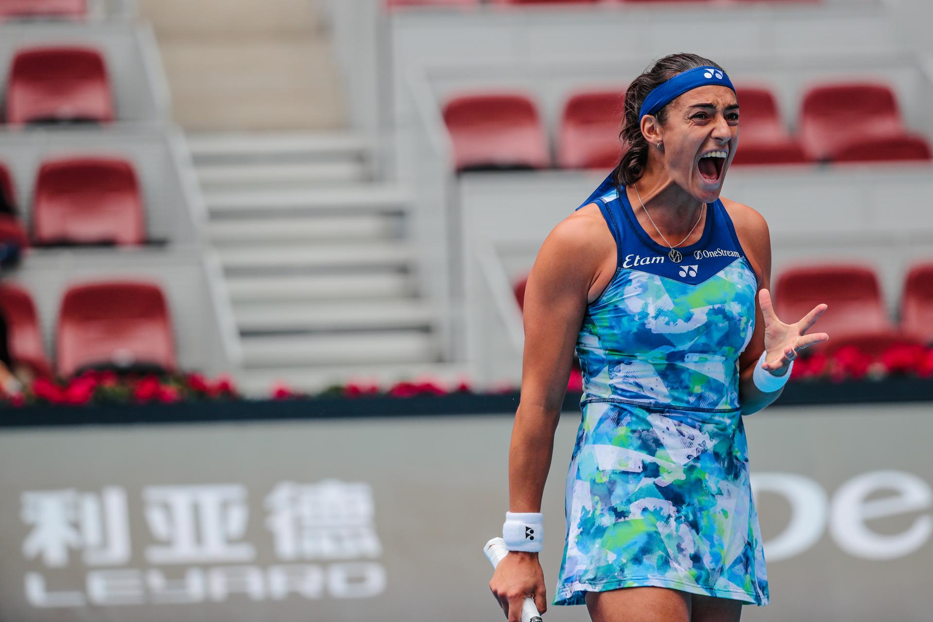 Caroline García de Francia reacciona durante su partido de cuartos de final contra Iga Swiatek de Polonia en el torneo de tenis Abierto de China en Beijing, China. EFE/EPA/WU HAO
