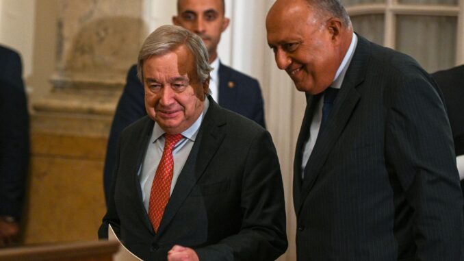 El secretario general de la ONU, António Guterres, y el ministro de Exteriores egipcio, Sameh Shukri, este jueves en El Cairo. EFE/EPA/Mohamed Hossam
