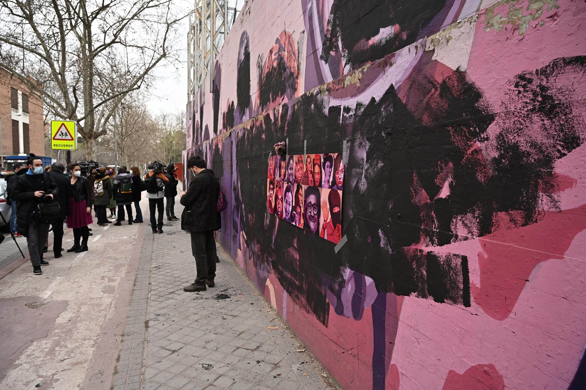 Imagen de archivo de 2021 del mural feminista "La unión hace la fuerza" del barrio de Ciudad Lineal (Madrid) tras amanecer vandalizado con pintura negra que cubre los rostros de las mujeres homenajeadas en sus paredes. EFE/ Fernando Villar
