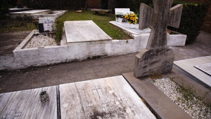 La tumba de Paul Lukas, el actor de origen húngaro que ganó el Óscar en 1944 frente a Humphrey Bogart, y que pidió reposar para siempre en el Cementerio Internacional de Benalmádena (Málaga), donde había residido más de quince años. EFE/Jorge Zapata
