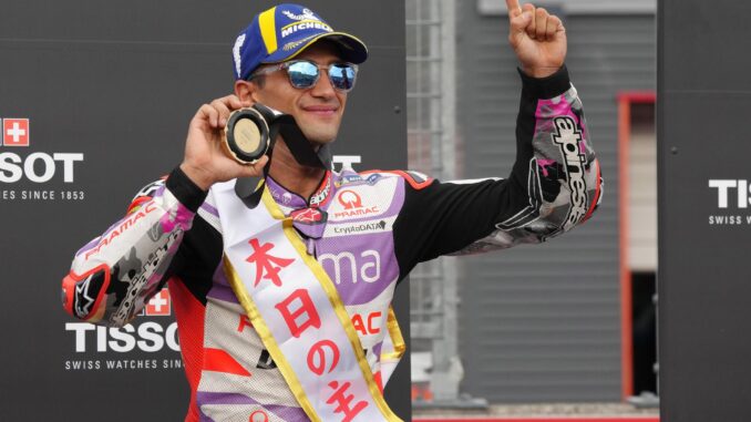 El piloto español Jorge Martín celebra en el podio tras sumar su tercera victoria de la temporada al vencer un Gran Premio de Japón de MotoGP en el circuito "Mobility Resort" de Motegi (Japón). EFE/ Kimimasa Mayama
