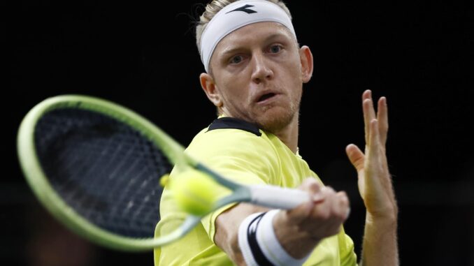 El tenista español Alejandro Davidovich en acción contra el estadounidense Ben Shelton, durante su partido en primera ronda del torneo de tenis Rolex Paris Masters en París, Francia.- EFE/YOAN VALAT
