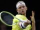 El tenista español Alejandro Davidovich en acción contra el estadounidense Ben Shelton, durante su partido en primera ronda del torneo de tenis Rolex Paris Masters en París, Francia.- EFE/YOAN VALAT